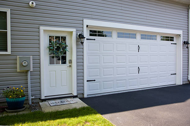 24/7 Emergency Garage Door Panel Replacement experts in Kathleen, FL